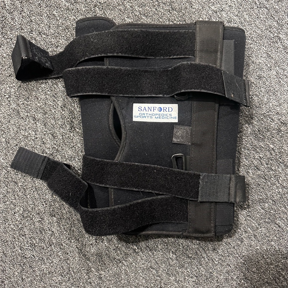 Breg tri-panel knee immobilizer adjustable knee support